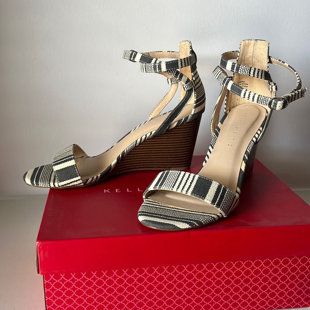 New- NEVER WORN - wedge sandals Kelly & Katie Brand size 7.5
